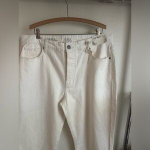 a.n.a Women's Straight Leg Jeans in White